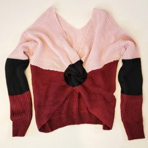 🕊️30% off 3!! Color Block Sweater with Twisted Back size Small - Picture 3 of 4